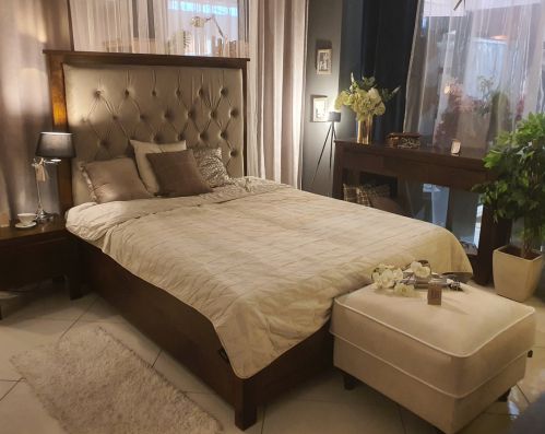Drewniane łóżko 160x200 z tapicerowanym zagłówkiem mango brąz